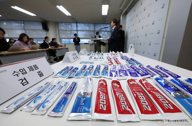 [서울=뉴시스] 김진아 기자 = 20일 서울 양천구 서울지방식약청 브리핑실에서 열린 애경산업 2080 치약의 트리클로산 검출 관련 브리핑에서 트리클로산이 검출된 수입 제품이 진열돼 있다.    식품의약품안전처는 애경산업이 수입한 2080 치약 6종과 국내 제조 치약 128종을 전수조사한 결과, 수입 제품 870개 제조번호 중 754개(86.6%)에서 최근 국내에서 사용 금지된 물질인 트리클로산이 최대 0.16% 검출됐다고 20일 발표했다. 반면 애경산업이 국내에서 직접 제조한 128종은 모두 불검출로 나타났다. 2026.01.20. bluesoda@newsis.com /사진=김진아