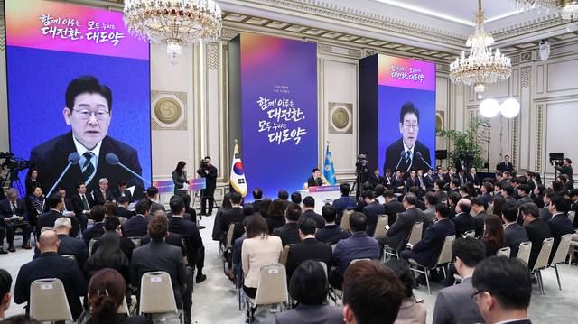 영빈관서 기자들과 소통  : 이재명 대통령이 21일 오전 청와대 영빈관에서 내외신 기자 160여 명이 참석한 가운데 열린 신년 기자회견에서 기자들의 질의에 답하고 있다. 연합뉴스