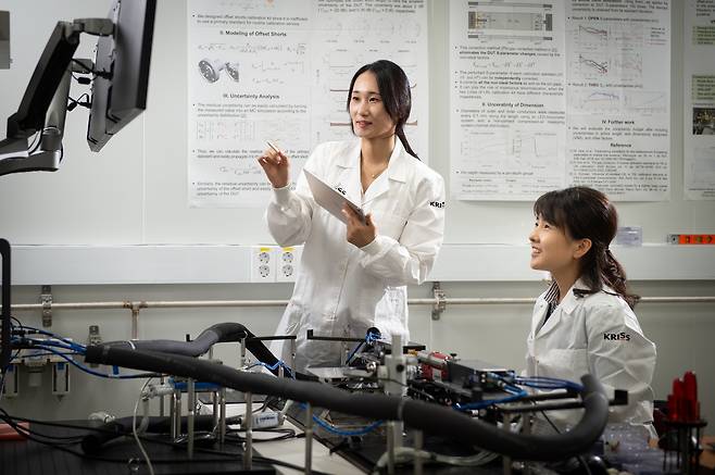 한국표준과학연구원(KRISS) 연구진이 전자파 측정표준 연구개발을 수행하고 있다.[KRISS 제공]