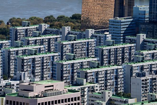 정부의 고강도 규제로 매물 잠김이 심화되면서 전세난을 호소하는 사람들이 늘고 있다. 서울 여의도 내 아파트 일대 모습 [헤럴드DB]