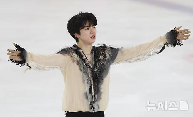[서울=뉴시스] 김근수 기자 = 피겨스케이팅 선수 차준환(서울시청)이 4일 서울 양천구 목동 아이스링크에서 열린 제80회 전국남녀 피겨스케이팅 종합선수권대회 남자 시니어 프리 스케이팅에서 연기를 마치고 관중들에게 인사하고 있다. 2026.01.04. ks@newsis.com