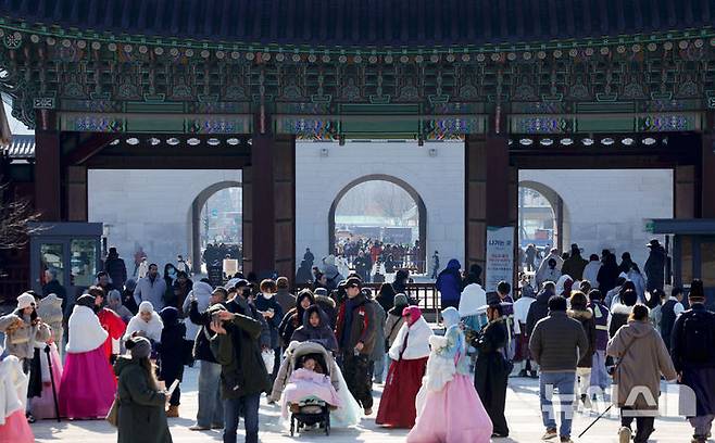 [서울=뉴시스] 홍효식 기자 = 지난해 4대 궁과 종묘, 조선왕릉을 찾은 관람객이 1,781만여 명으로 역대 최다 기록을 세웠다. 국가유산청 궁능유적본부는 2025년 경복궁·창덕궁·창경궁·덕수궁과 종묘, 조선왕릉을 찾은 관람객이 1,781만 4,848명으로 집계됐다고 5일 밝혔다. 2024년 연간 관람객(1,578만 129명)보다 12.8% 늘어난 수치다. 관람객이 가장 많이 찾은 고궁은 경복궁이며, 연간 관람객은 688만 6,650명으로, 전체 궁·능 관람객의 38.7%를 차지했다.5일 서울 종로구 경복궁에서 관람객들이 궁을 둘러보고 있다. 2026.01.05. yesphoto@newsis.com