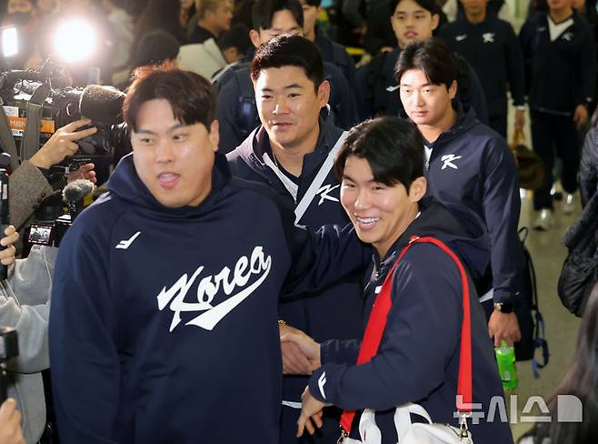 [인천공항=뉴시스] 홍효식 기자 = 대한민국 야구국가대표팀 류현진, 김혜성, 고우석, 문동주 등이 9일 미국령 사이판에서 열리는 2026 월드베이스볼클래식(WBC) 1차 캠프 전지훈련에 참가하기 위해 인천국제공항 제1터미널에 도착하고 있다. 2026.01.09. yesphoto@newsis.com