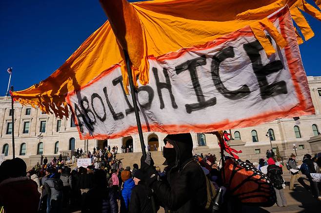 [세인트폴=AP/뉴시스] 지난 14일(현지 시간) 미 미네소타주 세인트폴 의사당 앞에서 시위대가 이민세관단속국(ICE) 요원의 총격으로 사망한 르네 굿 사건에 항의하고 있다. 2026.01.21.