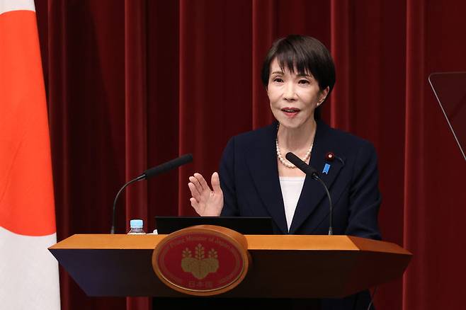 [도쿄=AP/뉴시스]다카이치 사나에(高市早苗) 일본 총리가 조기 국회 해산을 단행하면서 여야가 관련 준비에 분주한 모습이다. 여당은 지지율이 높은 다카이치 총리의 정책을 앞세워 공약을 조율하고 있으며, 야권에서는 이를 위협하는 '신당' 정식 출범을 위해 막바지 조율에 속도를 붙이고 있다. 사진은 다카이치 총리가 지난 19일 도쿄 총리 관저에서 기자회견을 가지고 발언하고 있는 모습.. 2026.01.21.