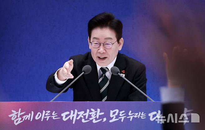 [서울=뉴시스] 고범준 기자 = 이재명 대통령이 21일 청와대 영빈관에서 열린 2026년 신년 기자회견에서 기자 질문을 받고 있다. 2026.01.21. bjko@newsis.com