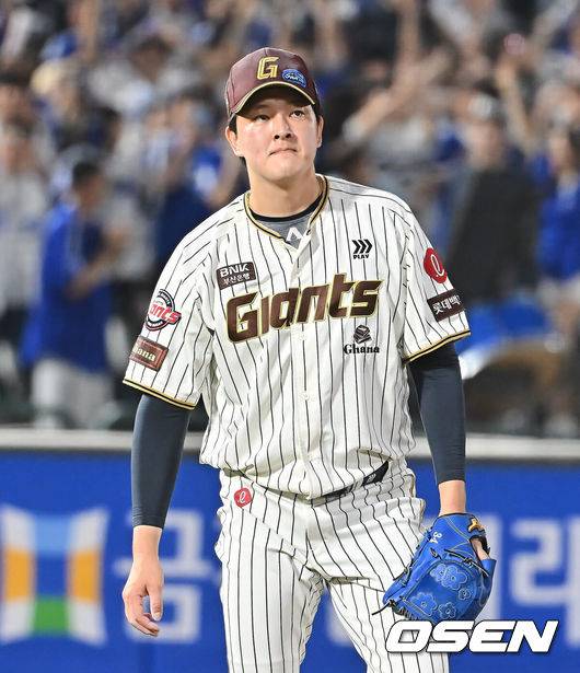 [OSEN=부산, 이석우 기자] 롯데 자이언츠 김원중 004 2025.09.26 / foto0307@osen.co.kr