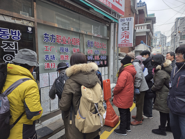 ▲대림 인근 직업소개소를 둘러보고 있는 대림동 걷기 참여자들. ⓒ프레시안(박상혁)