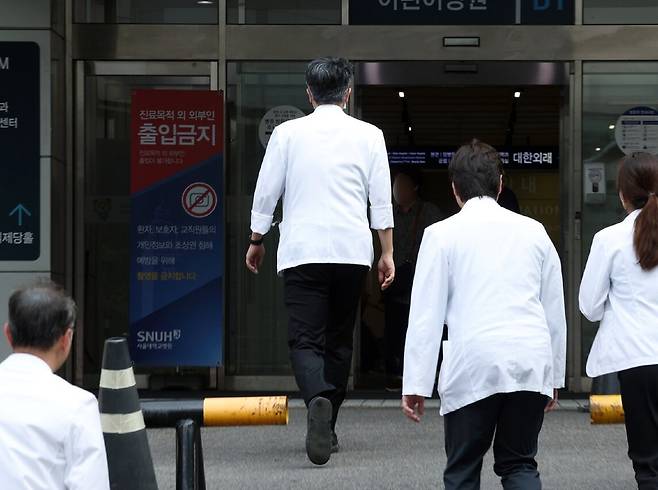 한 병원에서 의료진이 이동하고 있다. 기사의 이해를 돕기 위한 자료사진. 뉴스1