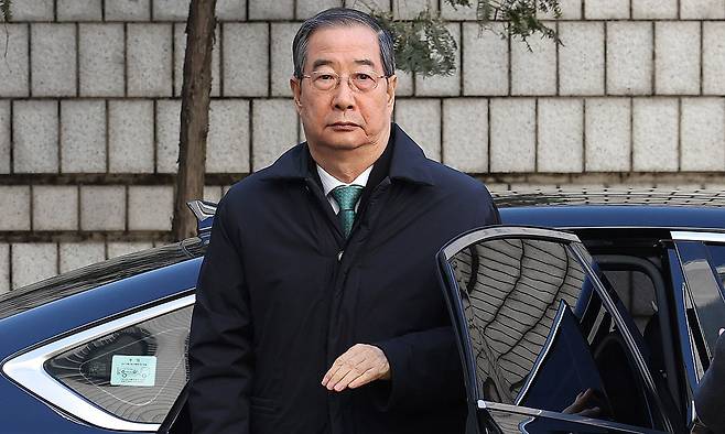 한덕수 전 국무총리가 21일 서울 서초구 서울중앙지법에서 열린 내란 우두머리 방조, 내란 중요임무 종사 혐의 사건 1심 선고공판에 출석하고 있다. 뉴스1