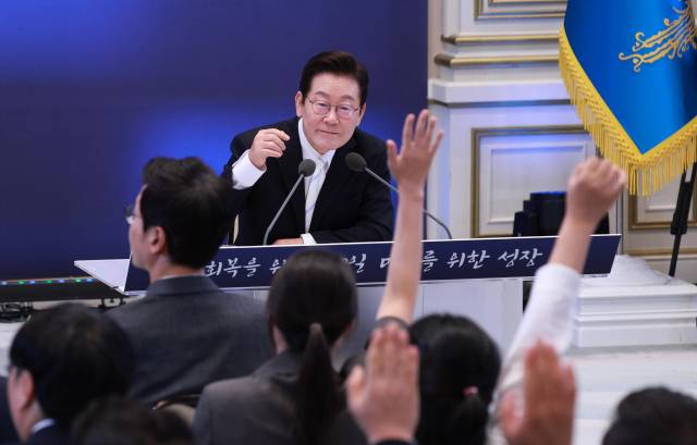 이재명 대통령이 지난해 9월 11일 청와대 영빈관에서 열린 취임 100일 기자회견 '회복을 위한 100일, 미래를 위한 성장'에서 질문을 받고 있다. 연합뉴스