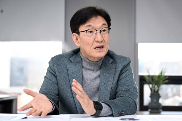 홍우선 이지케어텍 대표가 21일 서울 중구 이지케어텍 본사에서 서울경제신문과 인터뷰를 하고 있다. 조태형 기자