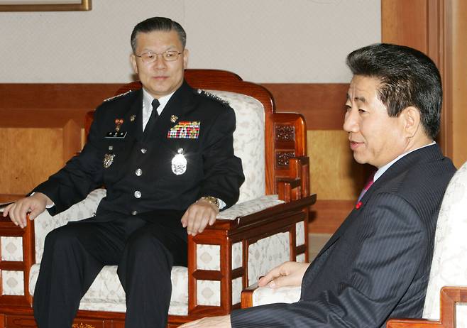 2005년 1월19일 노무현 대통령이 허준영 신임 경찰청장에게 임명장을 수여한 뒤 환담을 나누고 있다. ⓒ연합뉴스