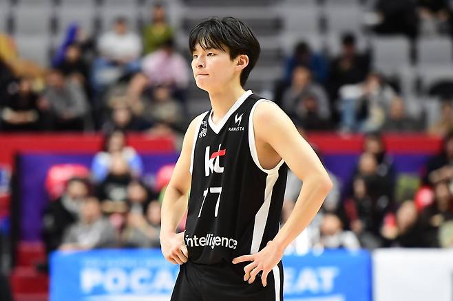 KT 강성욱은 전반기 인상적인 활약을 펼치며 동료가 선정한 KBL 전반기 최고의 신인 가드로 뽑혔다. 사진제공｜KBL&nbsp;