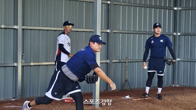 WBC 대표팀 노경은(왼쪽)과 고우석이 지난 16일 사이판 올레아이 구장에서 불펜 피칭을 하고 있다. 사이판 | 심진용 기자