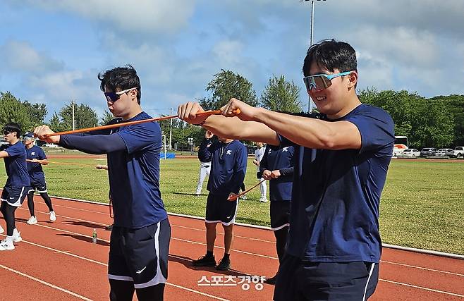 WBC 대표팀 손주영(오른쪽)이 사이판 올레아이 구장에서 같은 대표팀 좌완 김영규와 함께 훈련하고 있다. 사이판 | 심진용 기자