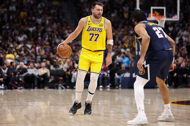 루카 돈치치가 21일 미국 콜로라도주 덴버의 볼 아레나에서 열린 덴버 너기츠와 2025~2026 미국프로농구 정규리그 원정 경기에서 볼을 컨트롤하고 있다.    덴버 | AFP연합뉴스