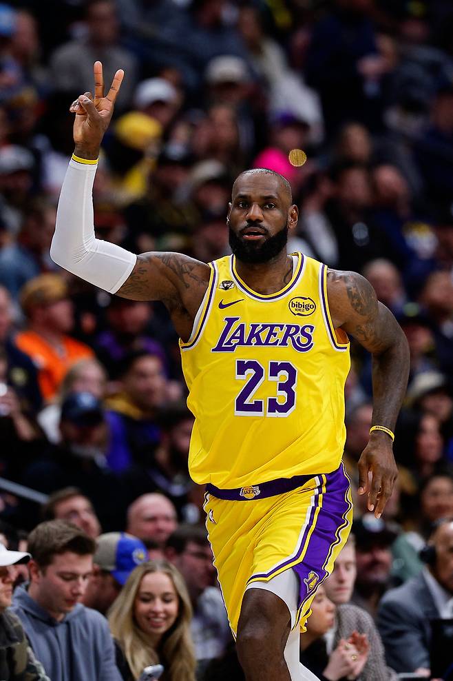 LA 레이커스 르브론 제임스가 21일 덴버전에서 손가락으로 동료들과 작전을 소통하고 있다. Imagn Images연합뉴스