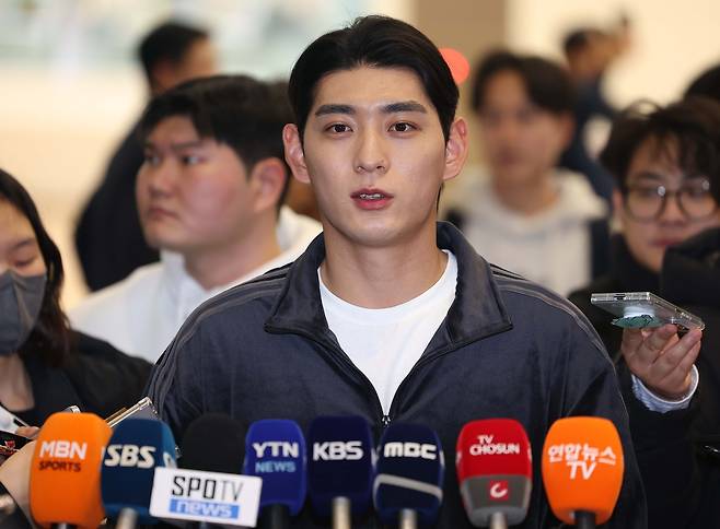 미국 프로야구 메이저리그(MLB) 샌프란시스코 이정후가 21일 인천공항에서 출국 전 인터뷰를 하고 있다. 연합뉴스