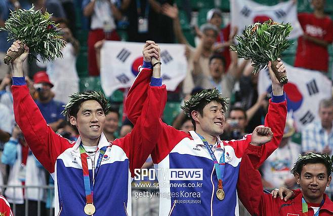 ▲ 현역 시절 김동문(왼쪽) 대한배드민턴협회장은 당대 최고의 테크니션으로 세계를 호령했다. 힘으로 누르기보다 적의 심리를 읽고 날카로운 역공으로 상대 허를 찌르는 플레이가 일품이었다. 한국 남자배드민턴 간판 계보를 나열하면 박주봉-김동문-이용대-서승재로 이어진다는 게 배드민턴계 정설이다.