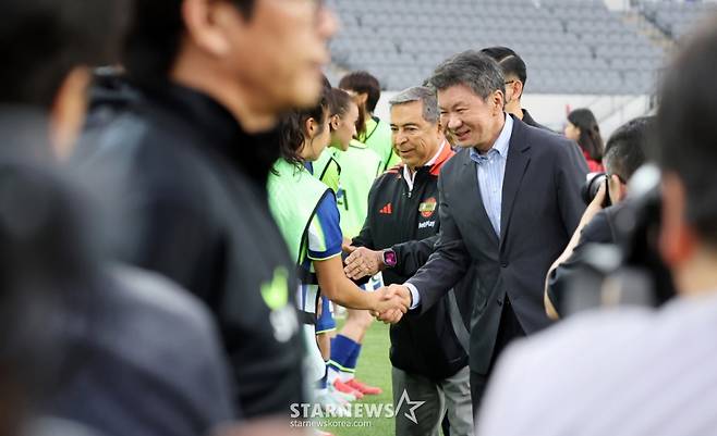 정몽규KFA회장이 지난해 5월 2일 용인미르종합운동장에서 열린 여자축구 국가대표평가전 대한민국과 콜롬비아의 경기에서 선수단을 격려하고 있다. /사진=강영조 선임기자