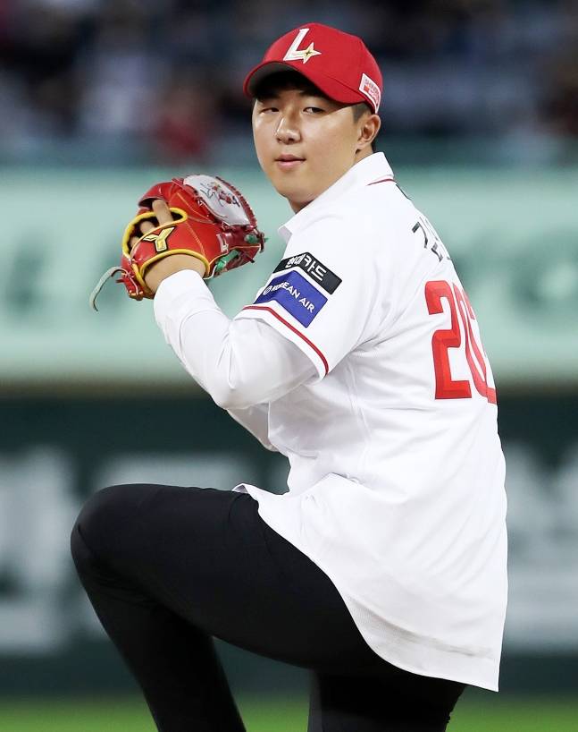 SSG 신인 투수 김민준이 지난해 9월 SSG 홈경기에서 시구를 하고 있다. /사진=SSG 랜더스 제공