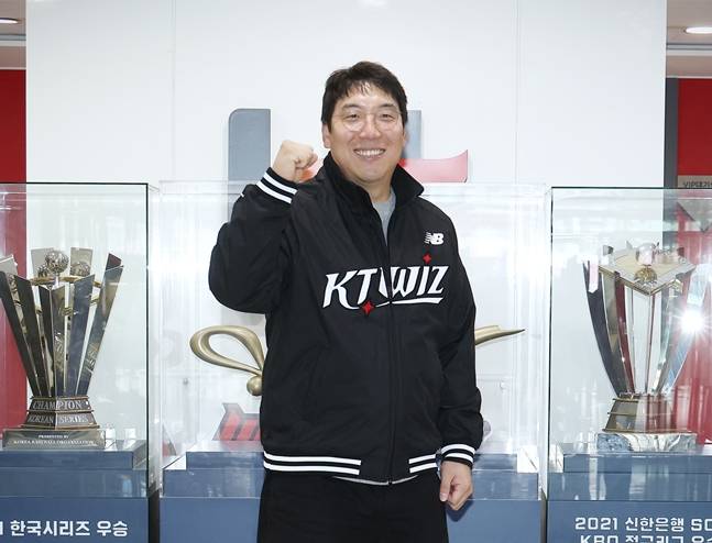 김현수가 지난해 11월 25일 KT 위즈와 FA 계약을 체결하고 기념사진을 찍었다. /사진=KT 위즈 제공