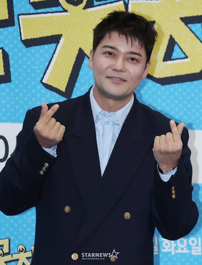 방송인 전현무가 12일 오후 서울 마포구 상암동 스탠포드호텔에서 진행된 JTBC 예능 '혼자는 못 해' 제작발표회에 참석해 포즈를 취하고 있다. /2026.01.12 /사진=이동훈 photoguy@