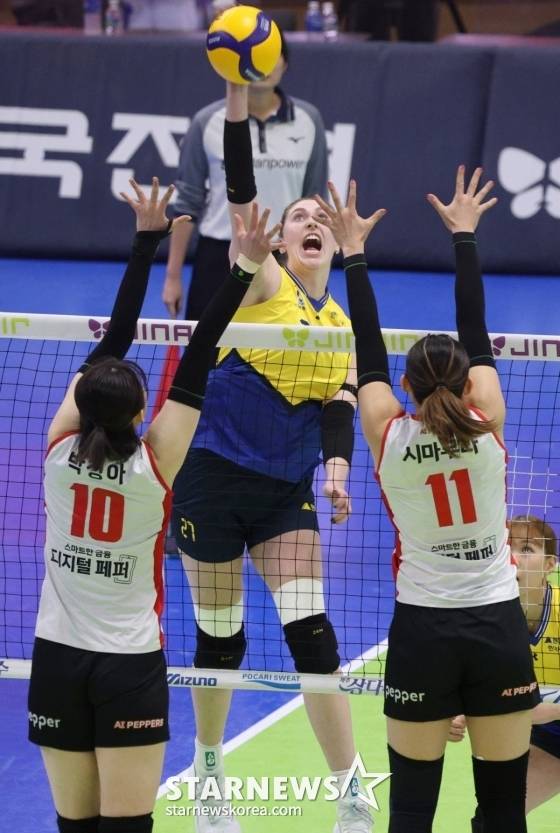 카리(위)가 공격을 시도하고 있다. /사진=김진경 대기자