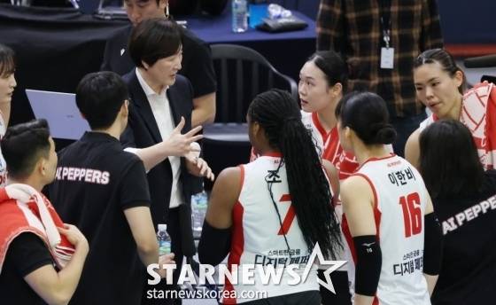 장소연(왼쪽) 감독이 선수들에게 이야기하고 있다. /사진=김진경 대기자