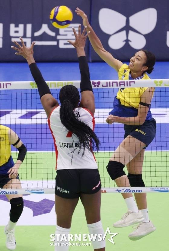 볼을 넘기는 자스티스(오른쪽)의 모습. /사진=김진경 대기자