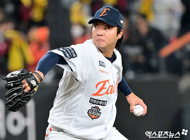 KIA 타이거즈가 21일 보도자료를 통해 FA(자유계약) 투수 김범수와 계약 기간 3년에 계약금 5억원, 연봉 12억원, 인센티브 3억원 등 총액 20억원에 계약을 맺었다고 밝혔다. 2015년 1차지명으로 한화 이글스에 입단한 김범수는 KIA와 손을 잡으면서 데뷔 이후 처음으로 팀을 옮기게 됐다. 엑스포츠뉴스 DB