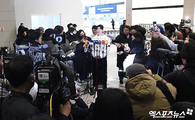 미국 프로야구 메이저리그(MLB) LA 다저스 김혜성이 21일 오후 인천국제공항을 통해 미국으로 출국했다.   김혜성이 출국장에서 취재진과 인터뷰를 하고 있다. 인천공항, 박지영 기자