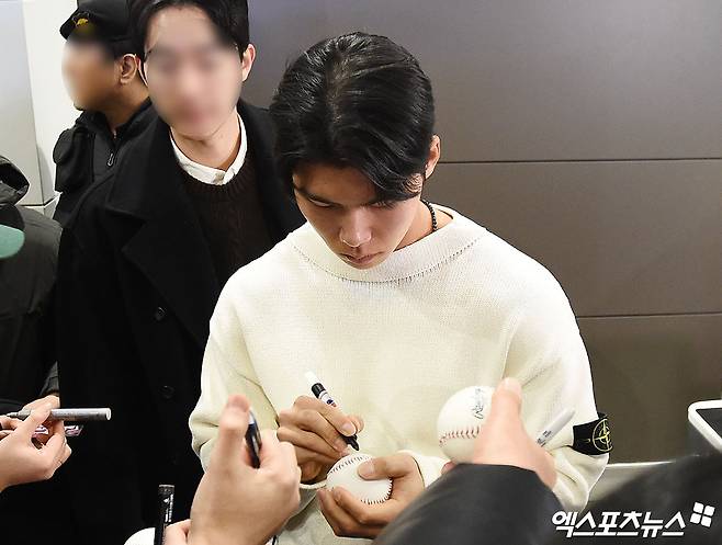 미국 프로야구 메이저리그(MLB) LA 다저스 김혜성이 21일 오후 인천국제공항을 통해 미국으로 출국했다.   김혜성이 출국장에서 팬들에게 사인을 해주고 있다. 인천공항, 박지영 기자