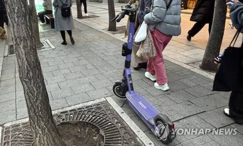 전동킥보드를 피해다니는 사람들 (서울=연합뉴스) 이진주 인턴기자 = 지난 16일 서울 마포구에서 사람들이 보행을 방해하는 전동킥보드를 피해다니고 있다. 2026.1.21