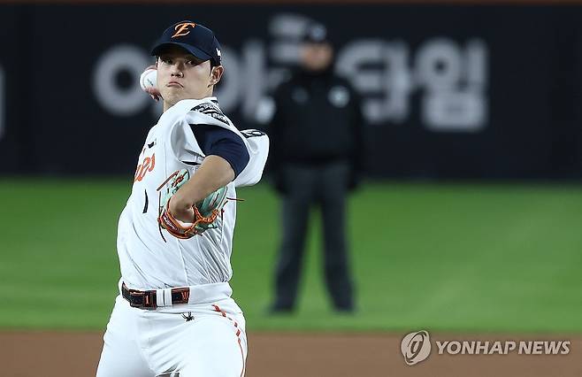 5차전 선발로 나선 문동주 (대전=연합뉴스) 윤동진 기자 = 31일 대전 한화생명 볼파크에서 열린 2025 프로야구 KBO리그 포스트시즌 한국시리즈 5차전 LG 트윈스와 한화 이글스의 경기.
    1회초 한화 선발투수 문동주가 역투하고 있다. 2025.10.31 mon@yna.co.kr