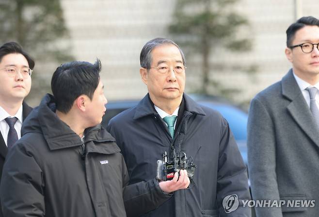 '내란 중요임무 종사 혐의' 한덕수 전 총리, 오늘 1심 선고 (서울=연합뉴스) 서대연 기자 = 내란 중요임무 종사 혐의를 받는 한덕수 전 국무총리가 21일 서울중앙지법에서 열린 1심 선고 공판에 출석하기 위해 법정으로 향하고 있다. 2026.1.21 dwise@yna.co.kr