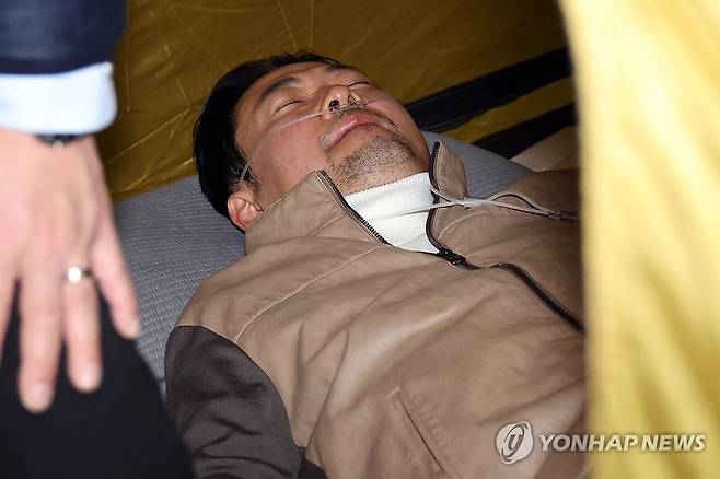 자리에 눕는 장동혁 대표 (서울=연합뉴스) 배재만 기자 = 통일교·공천헌금 '쌍특검' 수용을 요구하며 단식 7일 차를 맞은 국민의힘 장동혁 대표가 21일 국회 로텐더홀 단식 농성장을 찾은 개혁신당 이준석 대표와 만나 대화를 나눈 뒤 자리에 눕고 있다. 2026.1.21 [공동취재] scoop@yna.co.kr