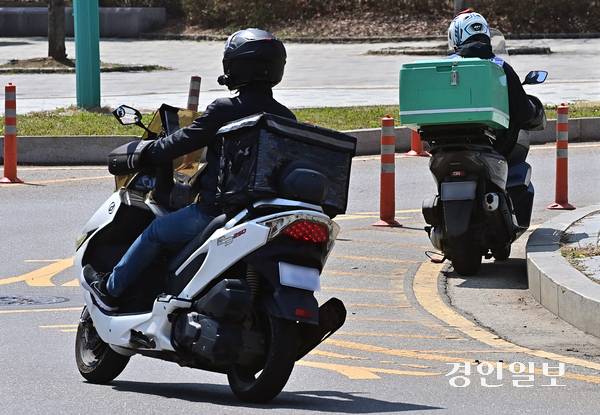 오토바이가 모이는 배달대행사무소가 주택가 중심으로 확대되면서 오토바이 소음 민원이 급증하고 있지만 관련 규제와 저감 대책의 실효성이 낮다는 지적이 나온다. 사진은 기사와 관련없음. /경인일보DB