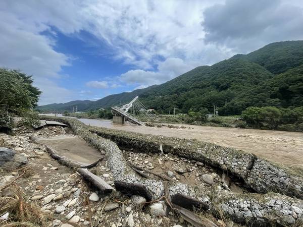 20일 새벽 내린 집중호우로 가평군 조종천 물이 불면서 청평면 호명산 보행자전용교량이 유실됐다. 2025.7.20 가평/김민수기자 kms@kyeongin.com