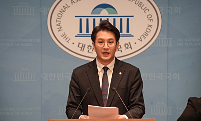 ▲ 더불어민주당 전용기(경기 화성시정) 국회의원이 22일 국회 소통관에서 기자회견을 열고 있다. /사진제공=전용기 의원실