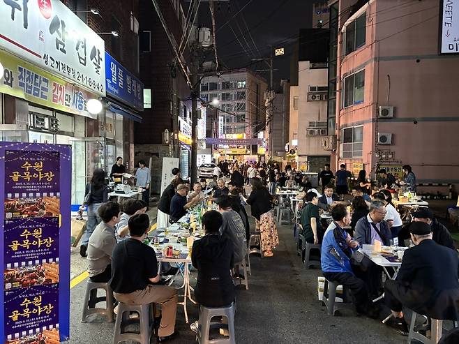 수원 아주대 삼거리 먹자골목 일대에서 지난해 9월 열린 '수원골목야장' 행사에 시민들이 함께하고 있다. 사진=수원도시재단