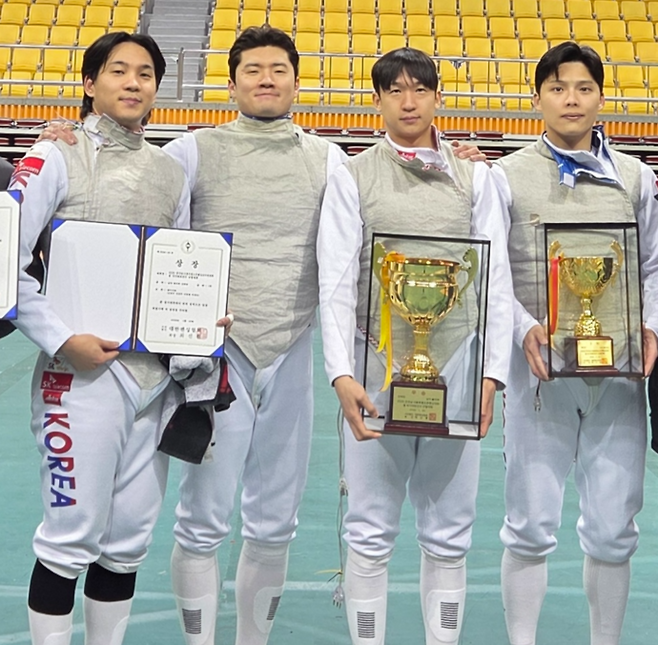 22일 전북 익산실내체육관에서 국가대표선수 선발대회를 겸해 열린 2026 전국남녀종목별오픈펜싱선수권대회 남자부 플뢰레 단체전에서 우승한 광주시청 선수단이 기념사진을 찍고 있다. 사진=경기도펜싱협회