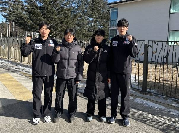 22일 강원도 평창군 알펜시아 크로스컨트리센터에서 열린 제56회 대한스키·스노보드협회장배 전국스키대회 크로스컨트리 남자일반부 30㎞ 계주에서 우승을 차지한 경기도청 스키팀이 파이팅을 외치고 있다.