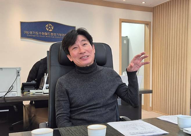 김화준 경기도수원월드컵경기장관리재단 사무총장이 22일 수원월드컵경기장 집무실에서 진행된 신년 인터뷰에서 발언을 이어가고 있다. <이세용 기자>