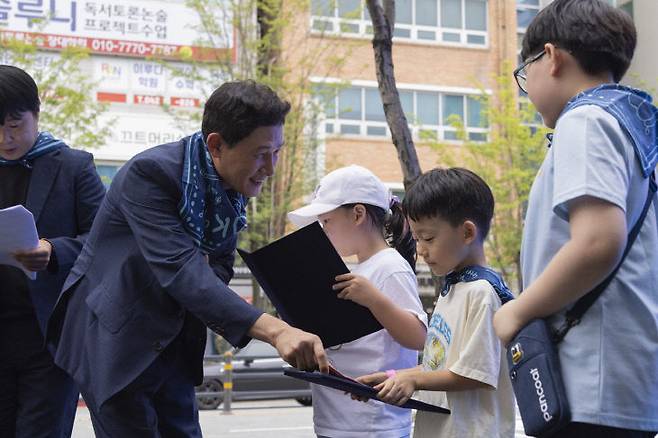 윤성원 회장이 시상식에서  아이들에게 상장을 건네고 있다.                                                                                                 사진 윤성원 회장 제공
