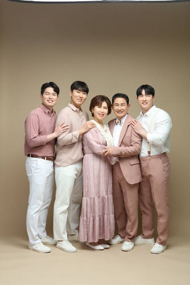 윤성원 회장과 부인과 아들 3형제가 가족사진을 찍고 있다.                                                                                  사진 윤성원 회장 제공