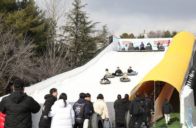 대전 유성구는 연구단지종합운동장과 작은내수변공원 등 2곳에서 눈썰매장을 운영한다고 29일 밝혔다./사진=대전유성구청 제공