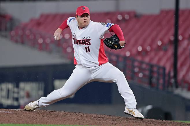 사진은 KIA타이거즈 투수 조상우 선수가 지난해 10월 2일 광주-기아챔피언스필드에 열린 SSG 랜더스와의 홈 경기에서 역투하고 있는 모습. /사진=KIA 타이거즈 제공