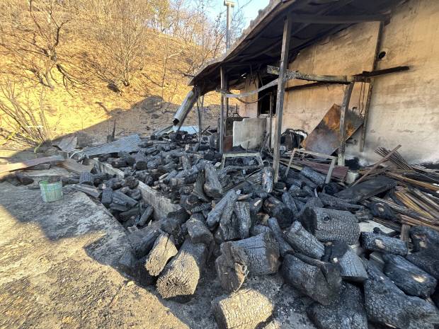 지난 21일 광양시 옥곡면 묵백리의 한 단독주택에서 불이 나 인근 야산으로 번졌다. 화재가 발생한 주택의 화목보일러와 인근 장작들이 불에 그을린 모습.